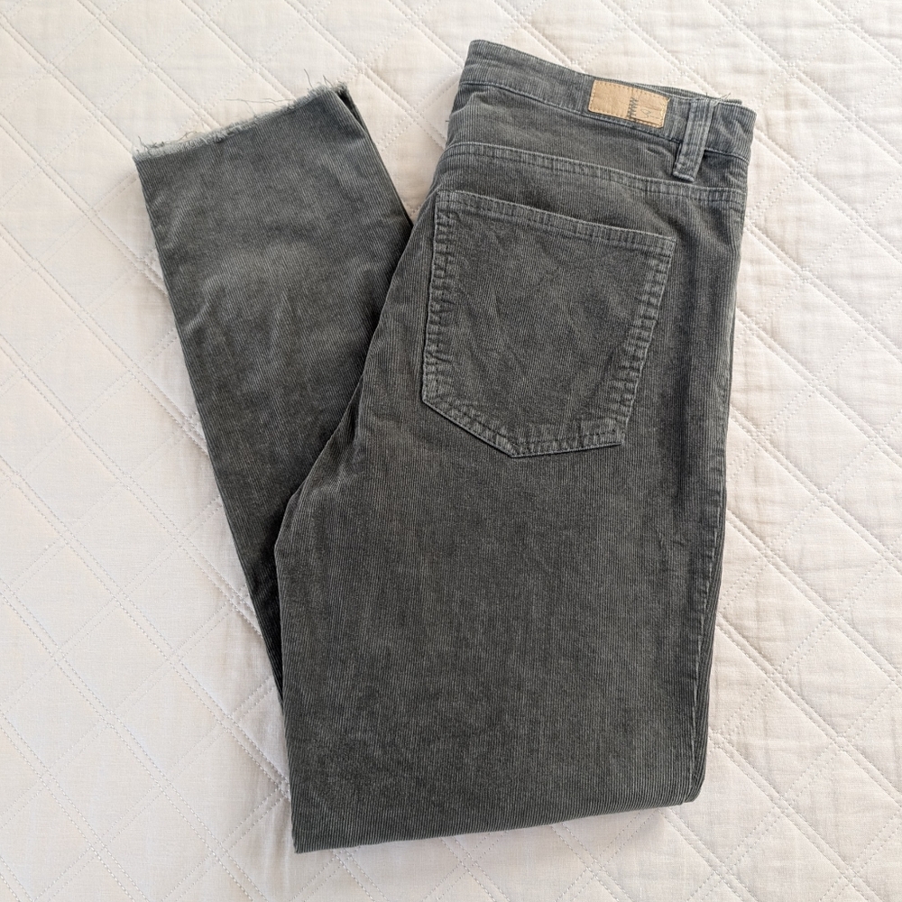 Supplies by Unionbay Green Button Fly Skinny Corduroy Pants Raw Hem Size 6